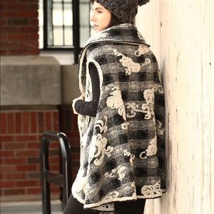 Floral embossed shawl vest in black/white